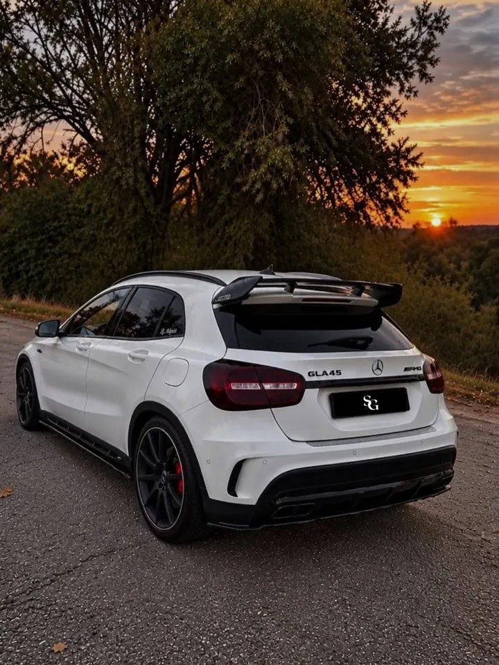 Mercedes-AMG GLA 45 blanche au coucher du soleil