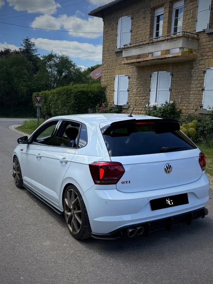 Volkswagen Polo GTI blanche équipée d'un ciel étoilé